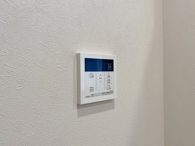 スイッチひとつでお湯張りや温め直しが可能な便利な追い焚き機能を搭載。生活リズムの異なるご家族でも、いつでも温かいお風呂に入ることができ毎日の疲れを優しく癒やしてくれます。
