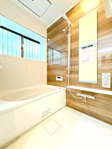 浴室暖房乾燥機付き浴室になります♪雨の日でも気にせず洗濯物を干すことができます♪