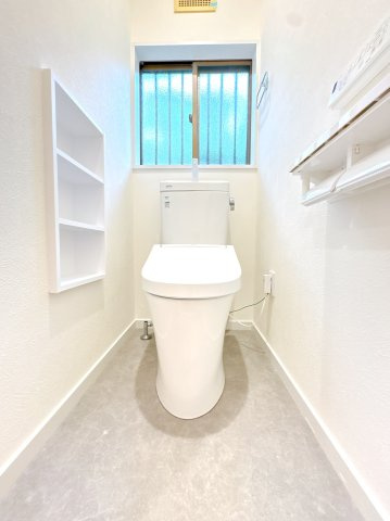 温水洗浄機付きトイレになります♪