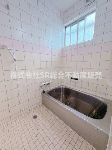 お風呂には窓もあり、換気がバッチリとできます☆