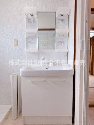 独立洗面台、小物を置くことができて便利です