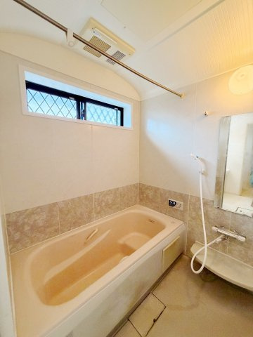 上部に窓があり、換気できます！