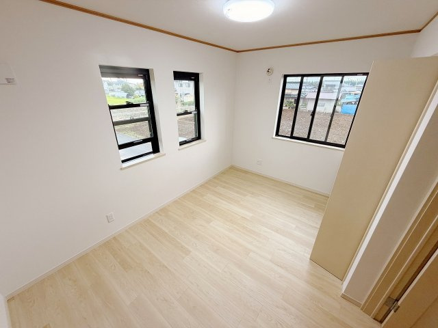 洋室6帖のお部屋、窓も多く明るい！