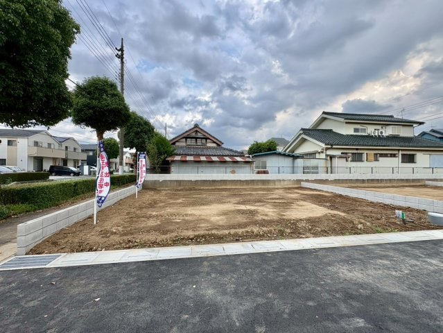 全10区画　　間取り・外観・設備まで自由にプランニング可能。暮らし方に合わせた住まいをご提案できます。花田小学校まで徒歩約4分(270ｍ)、毎日の通学がしやすい住環境です。