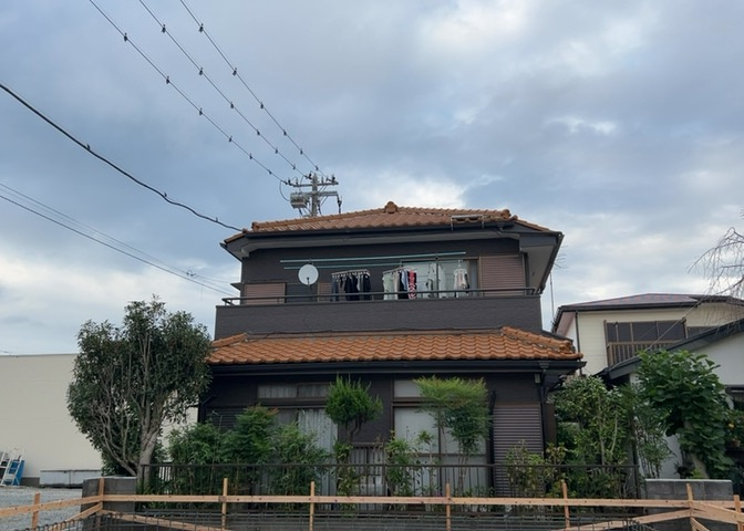 バルコニーは、室外の専用スペースのうち、「屋根がなく開放された空間」であるものを指します。ベランダより広いタイプのものが多く、日当たりもよいため家庭菜園などを楽しみたい人にとって適した環境となります。