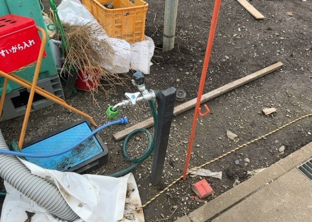敷地内には、散水栓や立水栓があります。水道水を直接利用できるため、水を運ぶ手間を省くことが出来ます。大量の水を必要とする洗車作業や清掃などに役立ちます。その他設備とあわせて、現地でご確認ください。