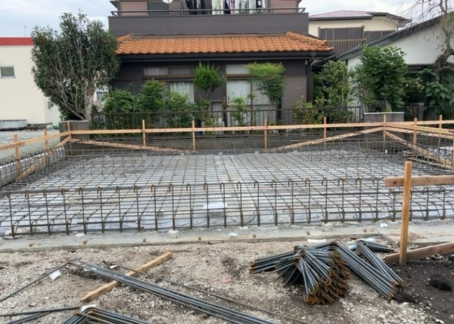 木造住宅とは土台、壁、柱など建築物の強度を支える構造体の材に木が使用されている構造を指します。構造体は建物の自重を支えるだけではなく風圧や水圧、積裁荷重などあらゆる衝撃に耐えるための基礎です。