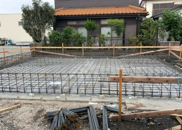 現地に行くなら、物件の周囲の地形がどうなっているかを見ることも大切です。周辺より低くなっている土地では、大雨などで水が集まりやすいため、地盤が弱くなっているということも考えられるため、注意が必要です。