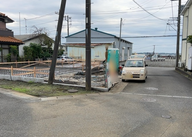 道幅が狭い場所は比較的土地の値段が低いことが多く、また交通量が少ないため騒音が少なく静かな環境で過ごせます。また、小さいお子様がいるご家庭も安心です。一方で車の駐車が難しいというデメリットもあります。