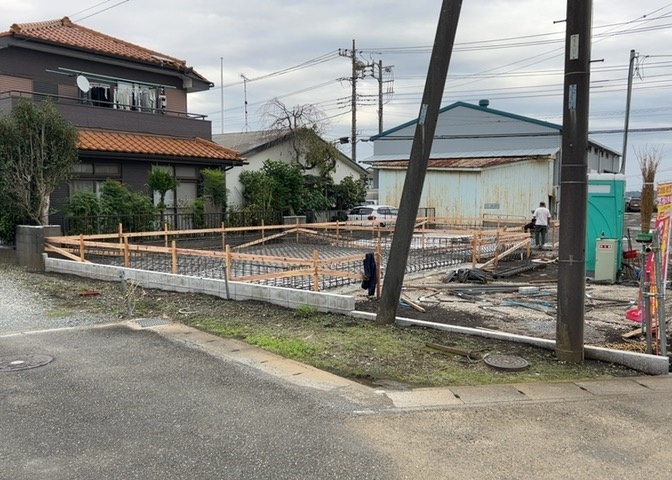 道幅が広い場所は日当たりや風通が良好です。幅が広いのですれ違いも可能ですし大きな車でも駐車可能！一方で、大型車が通ることも多くなるため交通量の増加により騒音に繋がります。また土地の値段が高くなります。