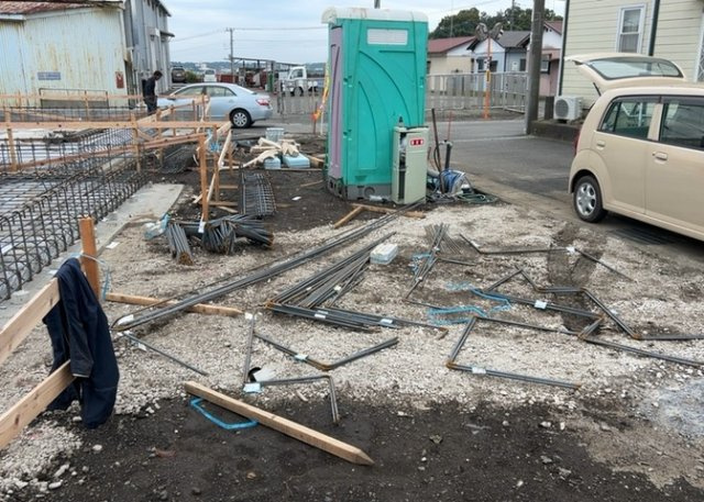 車一台あたりに必要なスペースは、標準サイズの普通自動車で横幅2m50cm、長さ5mは必要になります。ただし、乗降のことも考慮して横幅3m30cm、長さ5m50cmほどは確保できるところを選びましょう。