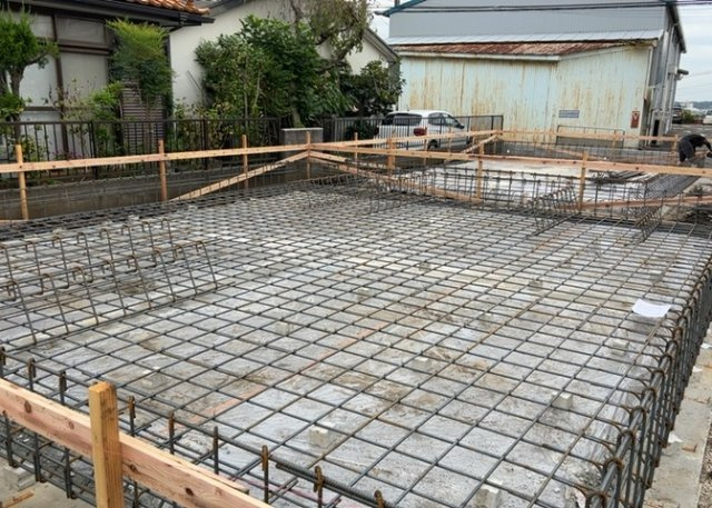 庭のある家に住むことのメリットとして、子どもたちの遊び場を確保できること、ガーデニングや家庭菜園を楽しめること、明るさを確保できることがあります。また、配置を工夫することでプライバシーが確保できます。