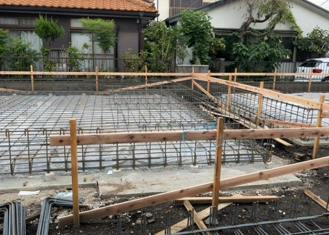 玄関は、狭すぎると複数人で使いにくく、広すぎても無駄な空間になりがちです。最低2畳を目安にして、家の広さとの兼ね合いや家族の人数を考慮して決めるとよいでしょう。現地を見学して快適な玄関を選びましょう！