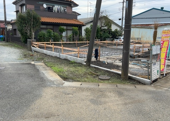 住宅用の土地では前面道路に2m以上接していなければならないと法律で定められています。しかし、お持ちの車のサイズやライフスタイルなどにより、2mでは利便が悪い場合もございますので、事前に確認しましょう。