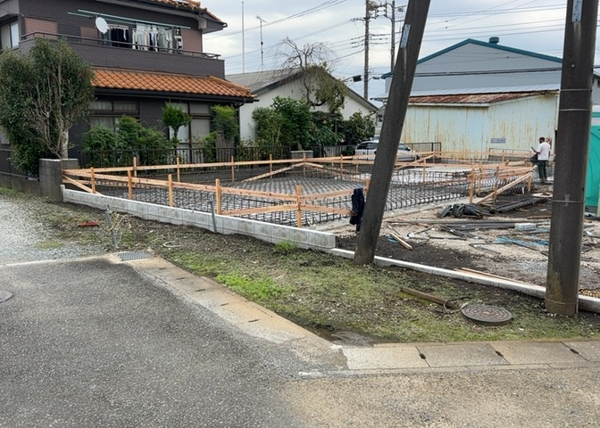 お持ちの車種によっては前面道路が広い方が便利でしょう。しかし、前面道路が広ければその分交通量が多くなるため、騒音などが気になる場合があります。実際に現地を見学し、周辺交通量や騒音などを確認しましょう！