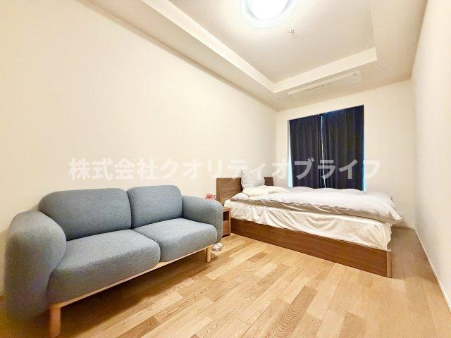 ゆとりある広さが確保された、夫婦の主寝室に最適な洋室。大型のベッドを置いても圧迫感がなく、1日の疲れを癒すプライベートな睡眠空間として落ち着いた雰囲気に包まれています。