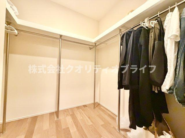 衣服だけでなく、スーツケースや季節物の家電まで丸ごと収納できる大容量のウォークインクローゼット。お部屋の中に余計な家具を置く必要がないため、空間を広く使えます。