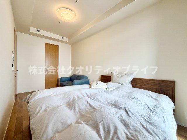 大型のベッドを配置しても圧迫感のない、ゆとりある広さを確保した洋室。