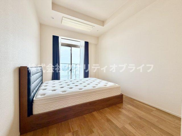 1日の疲れをゆったりと癒す主寝室にふさわしく、落ち着いたインテリアで静かなプライベートタイムを演出できる快適な空間です。