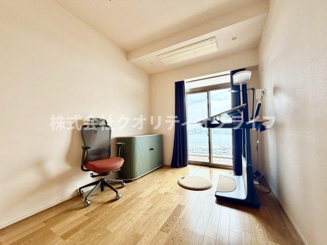 クローゼット完備で整理整頓が習慣化しやすい、子供部屋に最適な洋室。勉強デスクやベッドを配置しやすい綺麗な形状で、お子様の成長に合わせてインテリアの模様替えも柔軟に楽しめる工夫された設計です。