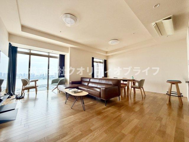 冬場でも室温が下がりにくく、夕暮れ時の穏やかなロケーションを楽しめる落ち着いた空間です。