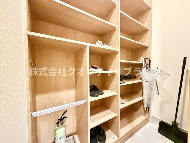 大容量のシューズクロークがございますので靴の収納も問題ございません。