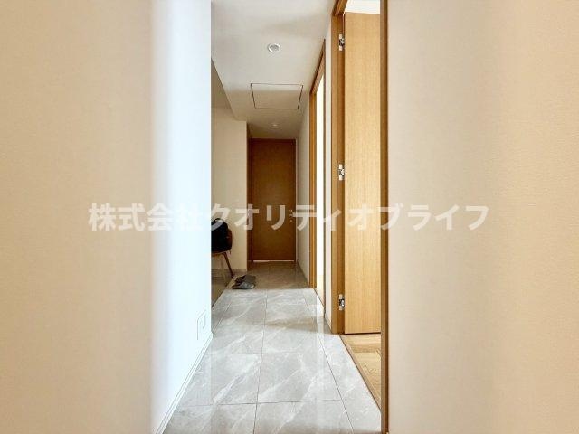 タイル張りの廊下になっており高級感のある仕様になっています。