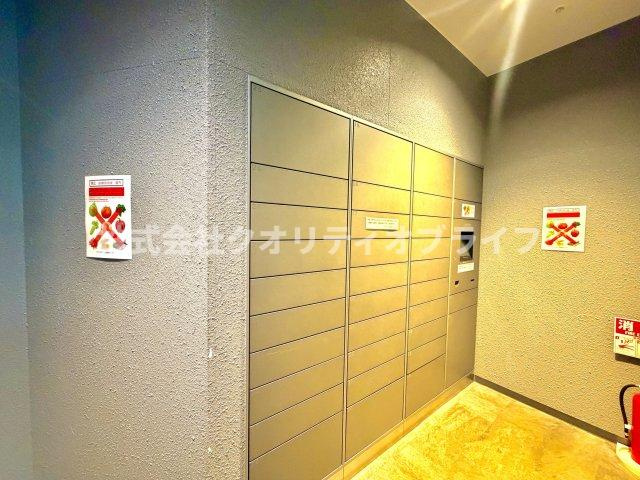不在時でも荷物を安全に受け取れる便利な宅配ボックスを完備。共働きで帰宅が遅い方やネットショッピングを頻繁に利用される方も、再配達の手間なくいつでも荷物を受け取れる現代の必須設備です。