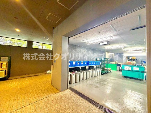 綺麗に清掃され衛生的に維持されている敷地内ゴミ置き場。24時間ゴミ出し可能な物件も多く、時間や曜日を気にせず自分の生活リズムに合わせて処分できるため、お部屋の中をいつでも清潔に保てます。