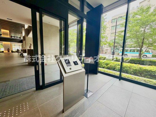 オートロックや防犯カメラがしっかりと設置された安心感のあるエントランス。部外者の侵入を防ぎ、一人暮らしの方や小さなお子様のいるご家庭でも24時間ストレスなく安全に過ごせる防犯体制が整っています。