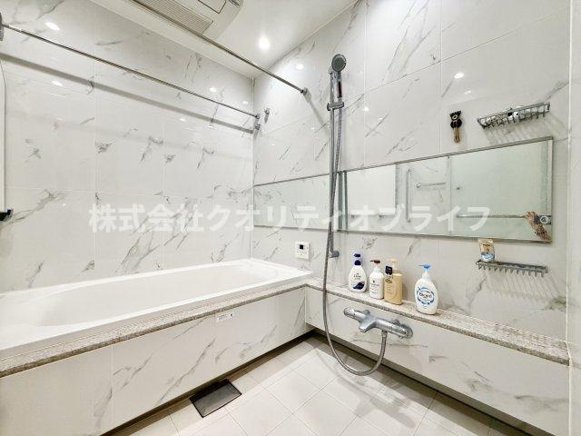 1日の疲れをゆったりと癒せる、クリーンで心地よいバスルーム。お気に入りの入浴剤を入れて、贅沢なリラックスタイムを過ごせる空間です。毎日のバスタイムが楽しみになるような、開放感のある設計です。