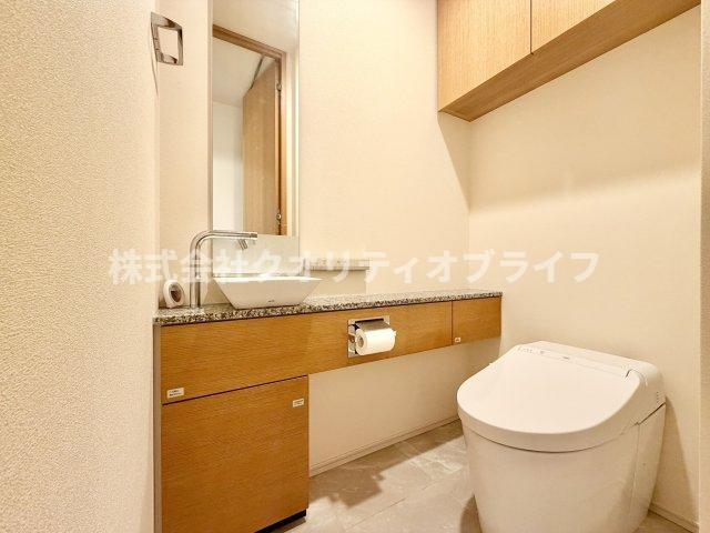 衛生的で年中快適に使用できる温水洗浄便座付きのトイレ空間。便座をいつでも清潔に保てるだけでなく、お掃除がしやすい形状になっており、日々のちょっとしたお手入れのストレスを大幅に軽減してくれます。