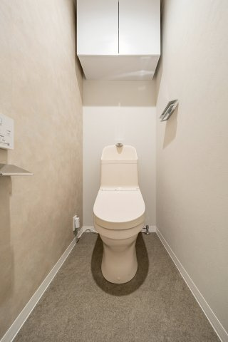 上部に戸棚が設置された清潔感あふれるトイレです！予備のペーパーや掃除用品もスッキリ整理できます！