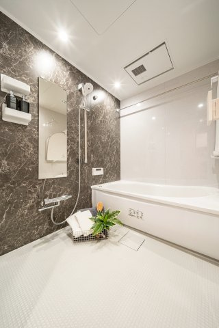 高級感あふれる壁パネルが魅力的なバスルームです！広い浴槽で一日の疲れをゆったり癒していただけます♪