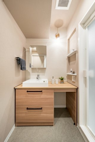 木目調の洗面台が温かみを演出する洗面空間です！サイドの収納棚を活用して朝の身支度もスムーズですね！
