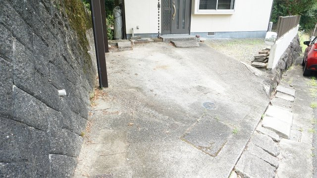 ◎カーポート付き駐車場、車種により車2台駐車可能