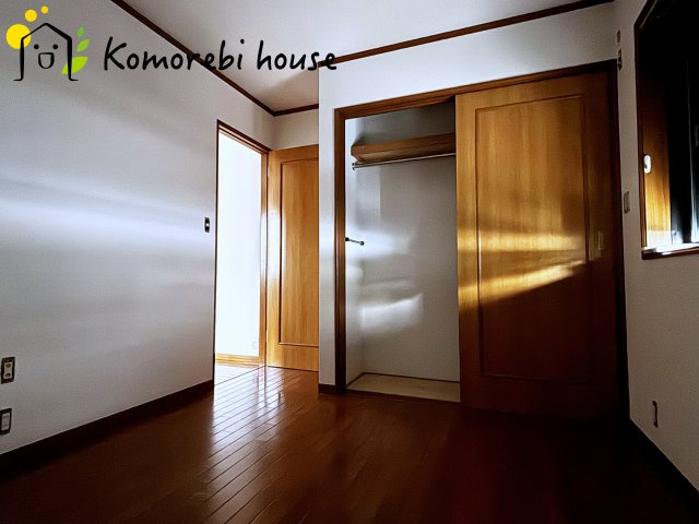 収納付きでゆとりのある空間。寝室としても使え、衣類やおもちゃもスッキリ片付く快適な部屋。