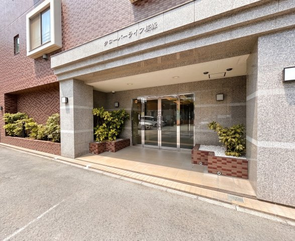 エントランス玄関はオートロック機能付き