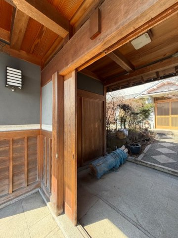門に倉庫があり外回りの道具などたくさん入れていただけます(^^)/