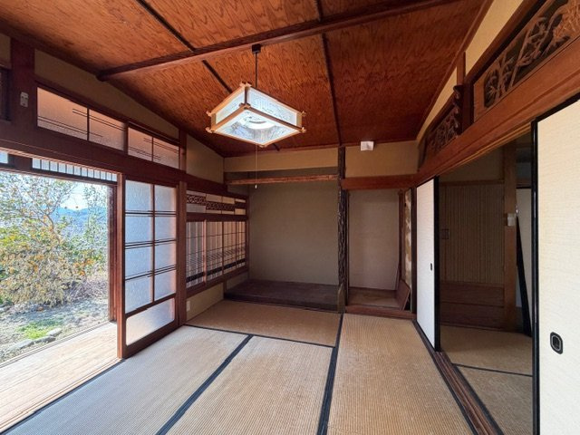 1階和室♪　懐かしい建具などに温かさを感じます!(^^)!
