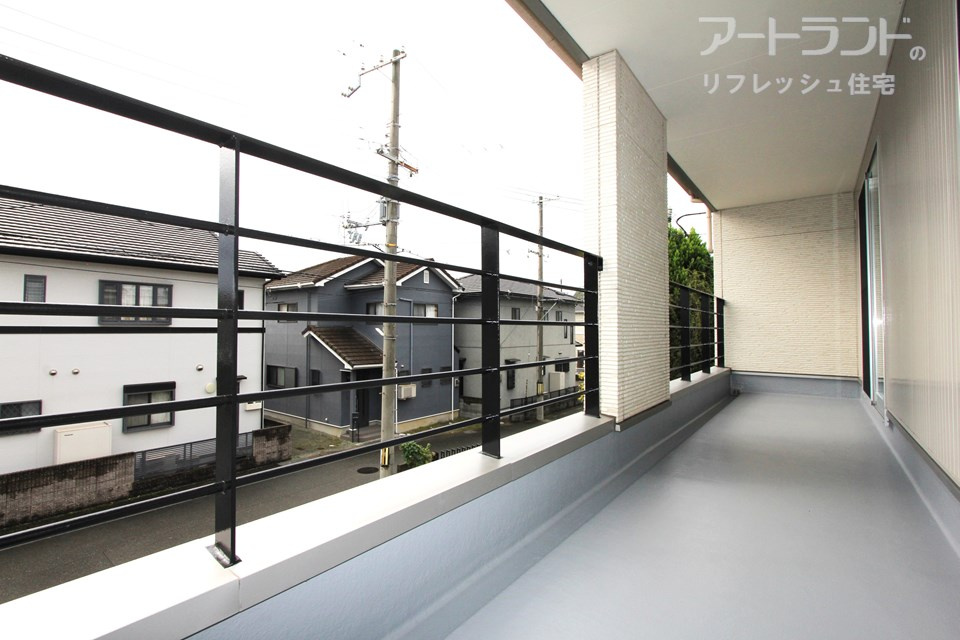 【南バルコニー】2部屋から出入りできスペース広め、陽当たり良くお洗濯も気持ちよく干せます