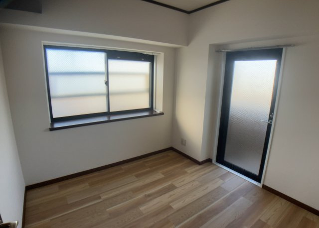 洋室のメリットは重い家具が置きやすく、身の回りが整理しやすいことです。　床がフローリングのため畳とは異なり凹みにくいです。　クローゼットなど収納が豊富で、普段使わない旅行カバンや服の整頓も簡単にです。