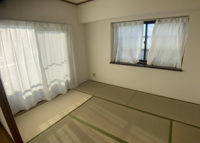 寝室でゆっくりと過ごすためにはベッド周りの適度な空間を担保することや窓の位置、照明の明るさ、寝室の広さなどを考える必要があります。自身や家族の構成とライフスタイルに併せて寝室にする部屋を選びましょう！
