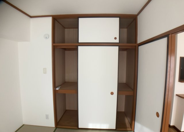 デザイン性を重視しすぎて収納が少なかった！なんてことにならないため、事前に現地で収納の数を確認しておくことをお勧めします。クローゼット以外にも床下収納や屋根裏収納、パントリーなどもチェックしましょう。