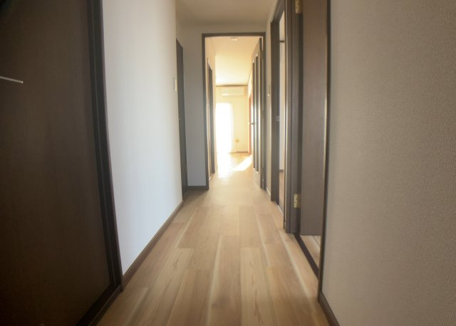 内装はとにかくおしゃれなものがいい！と選ぶ前に、まず住んだ後のことを想像してみましょう。住んでみたらコンセントの位置が悪くて使いにくいなど出てきます。事前にどの家電をどこに置くか想定しておきましょう。