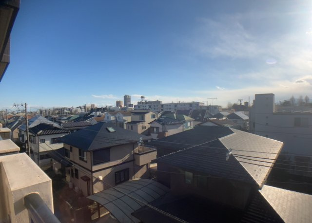 眺望の良さを楽しめるダイニングキッチンで家族団らんの時間を過ごしてはいかがでしょうか。バルコニーから見える景色を家族で眺める時間は、時間が経つのを忘れてしまいそうですね。是非、現地を見に行きましょう！