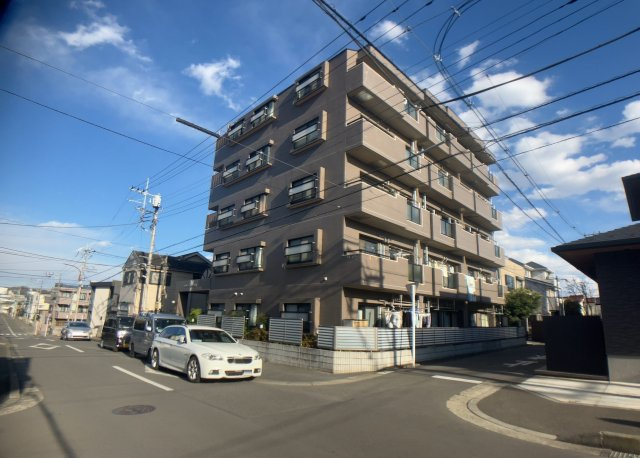 外観はマンション管理がされているかの目安になります。築年数が古いと、壁面は劣化してひび割れが生じることも！建物が古びていても細かいところが修繕されていると、きちんと管理されているなぁと感じるでしょう。