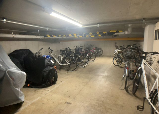 車一台あたりに必要なスペースは、標準サイズの普通自動車で横幅2m50cm、長さ5mは必要になります。ただし、乗降のことも考慮して横幅3m30cm、長さ5m50cmほどは確保できるところを選びましょう。