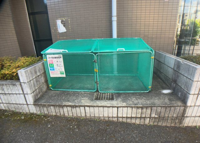 共有部分は、住民なら誰もが使える設備のこと。例えば駐車場やエレベーター、インターネット設備、セキュリティ設備などがあります。他にも、マンションの廊下・外部階段やエントランス・ゴミ置き場などがあります。