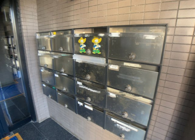エントランス付近に設置されている集合ポストは、住んでいる部屋と離れているため、ポストをあさるなど誰かに何かされていても被害に気づきにくいです。入居する時には他人に特定されにくい番号で鍵をかけましょう！